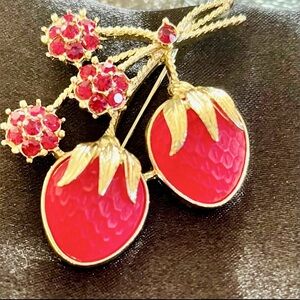 Vintage Brooch - Women's Jewelry Strawberry Cluster gold tone